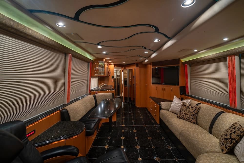 2006 Prevost Marathon XLII Motorhome - Image 2