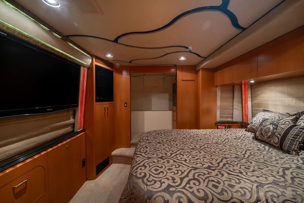 2006 Prevost Marathon XLII Motorhome - Image 15