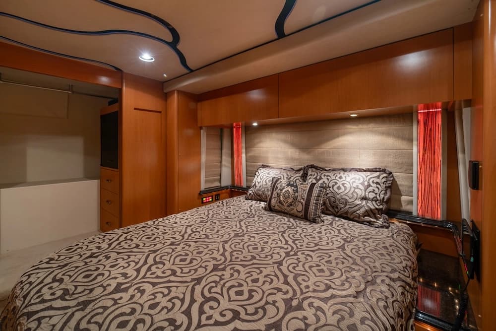 2006 Prevost Marathon XLII Motorhome - Image 17
