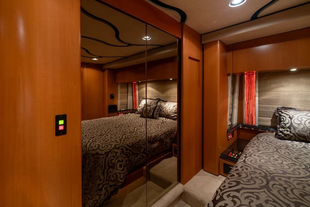 2006 Prevost Marathon XLII Motorhome - Image 19