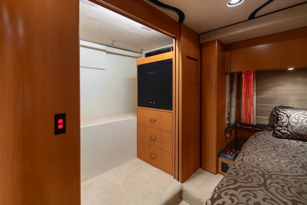 2006 Prevost Marathon XLII Motorhome - Image 20