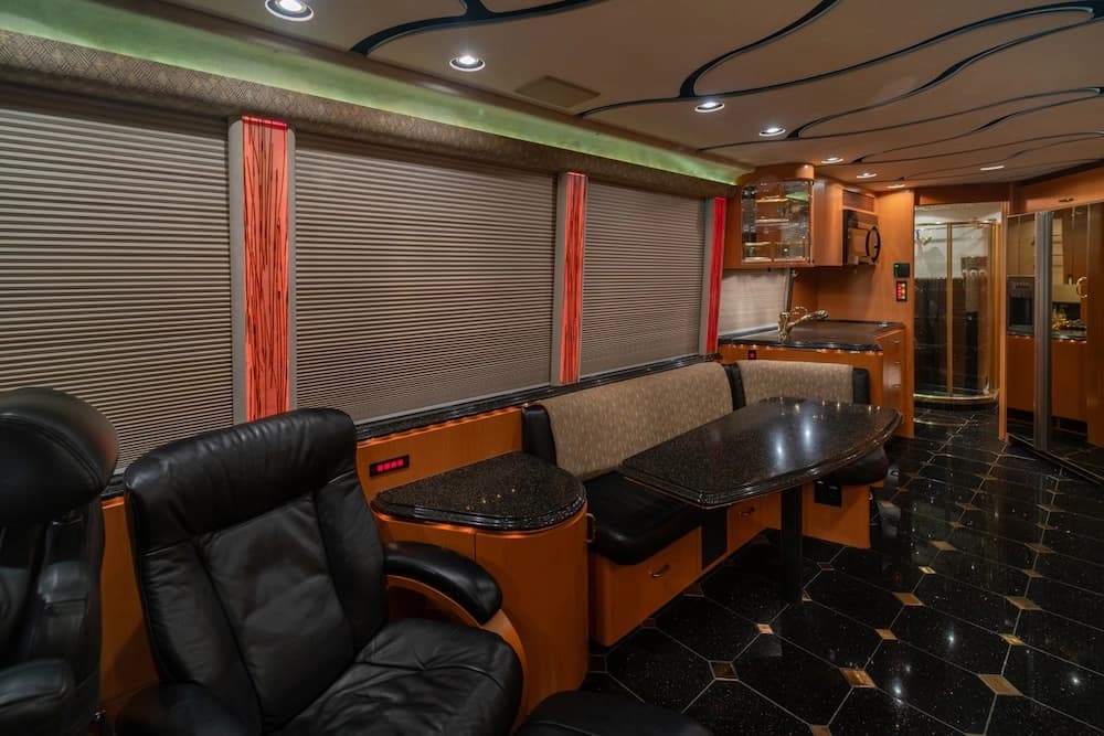 2006 Prevost Marathon XLII Motorhome - Image 3