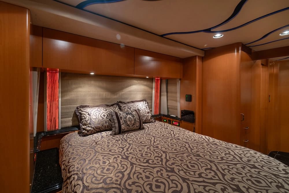 2006 Prevost Marathon XLII Motorhome - Image 21