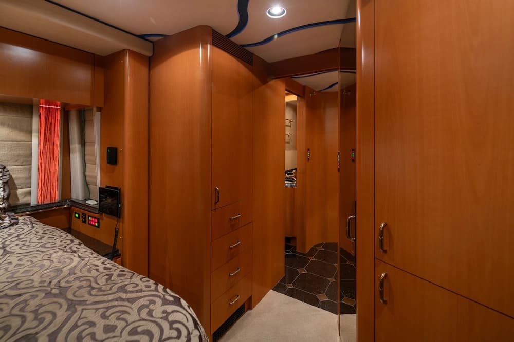 2006 Prevost Marathon XLII Motorhome - Image 23