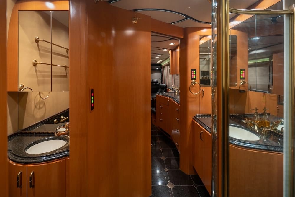 2006 Prevost Marathon XLII Motorhome - Image 24