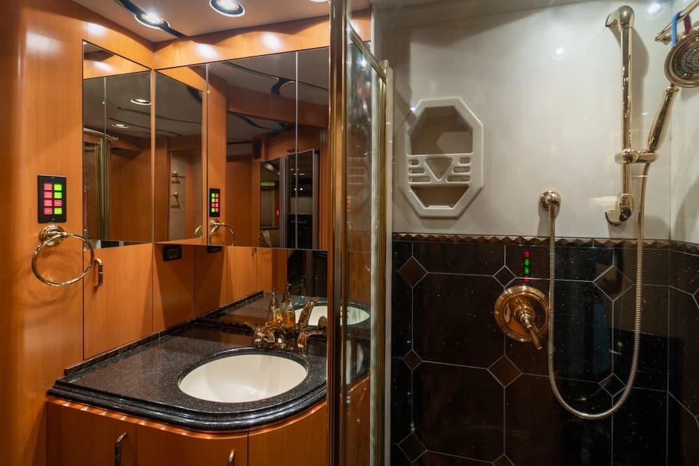 2006 Prevost Marathon XLII Motorhome - Image 25