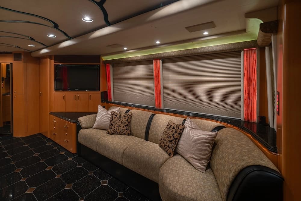 2006 Prevost Marathon XLII Motorhome - Image 4