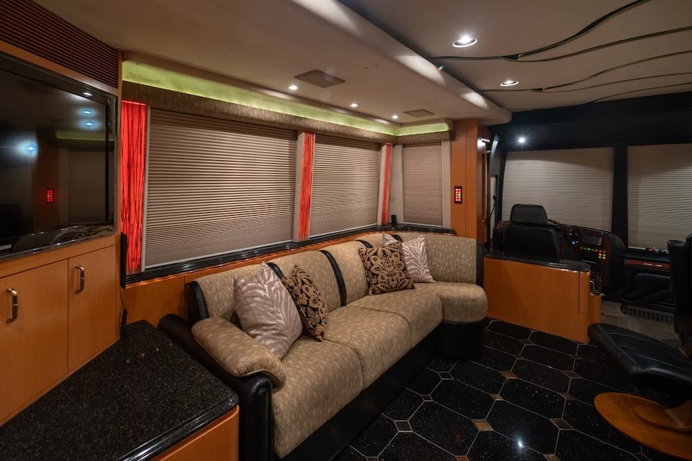 2006 Prevost Marathon XLII Motorhome - Image 31