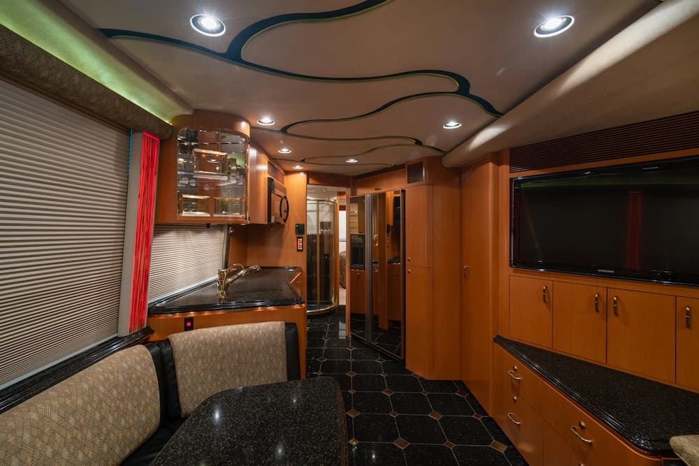 2006 Prevost Marathon XLII Motorhome - Image 5