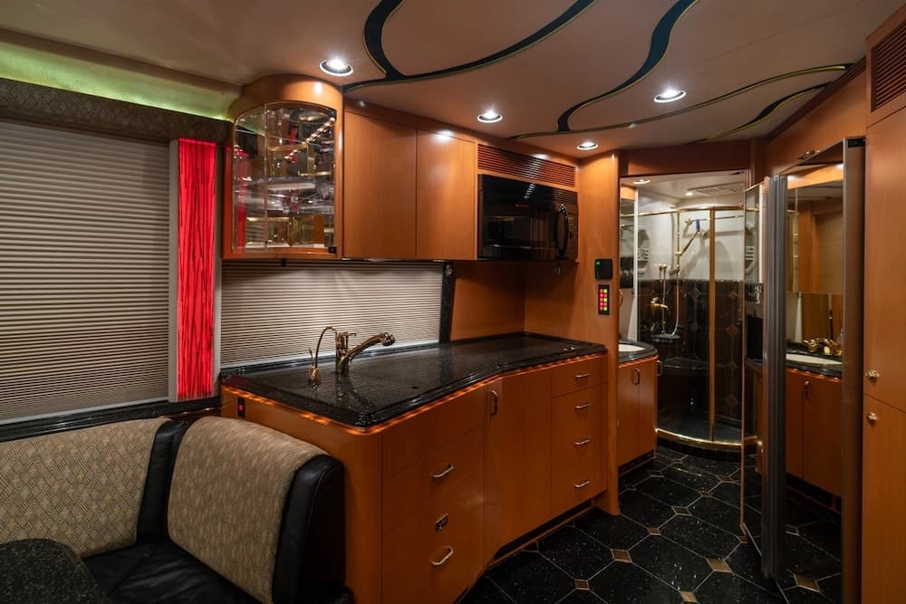 2006 Prevost Marathon XLII Motorhome - Image 6