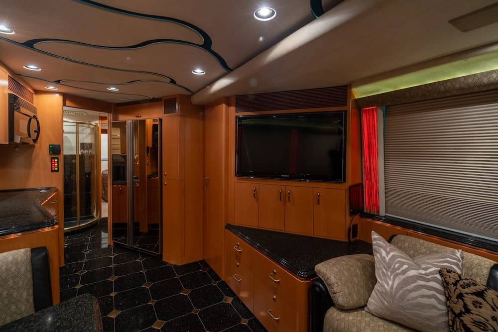 2006 Prevost Marathon XLII Motorhome - Image 7