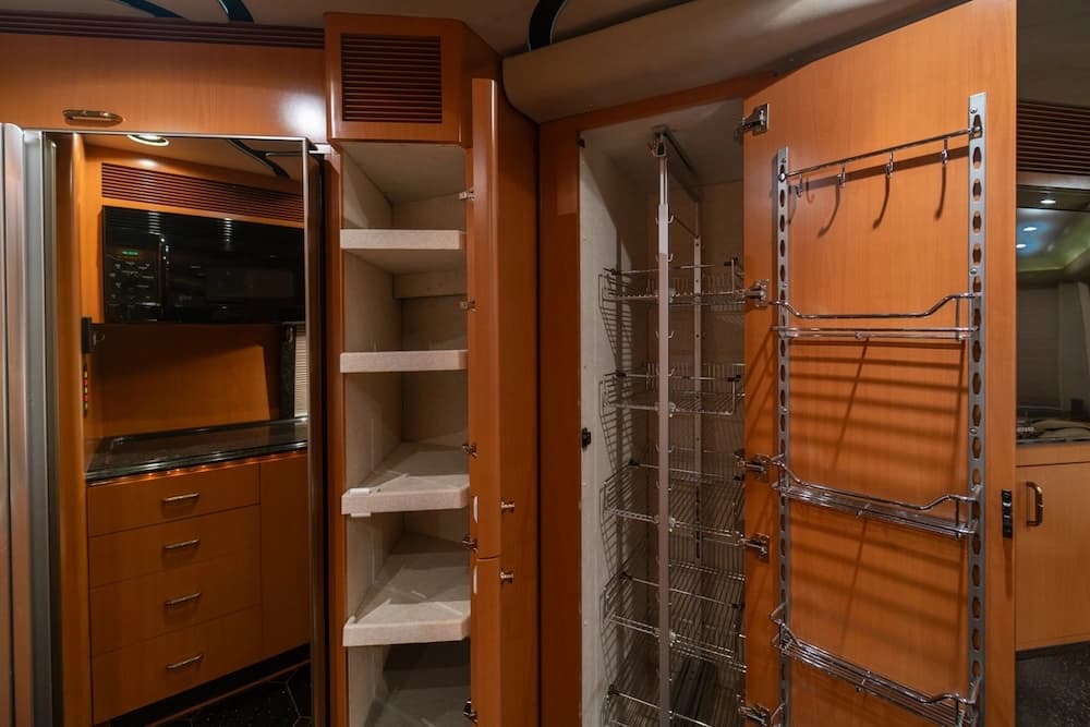 2006 Prevost Marathon XLII Motorhome - Image 8