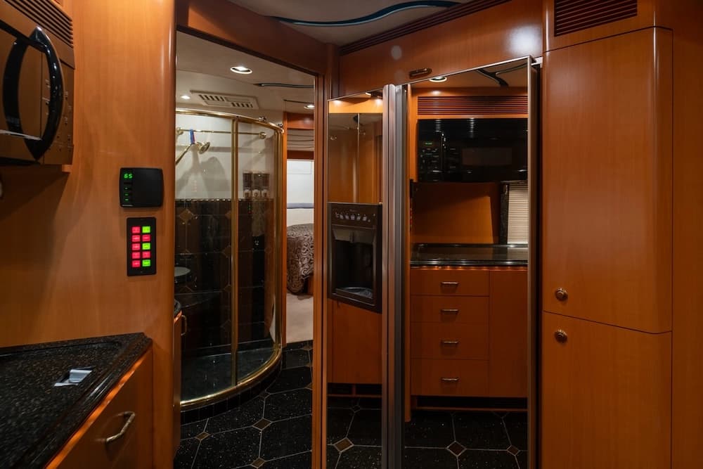 2006 Prevost Marathon XLII Motorhome - Image 9