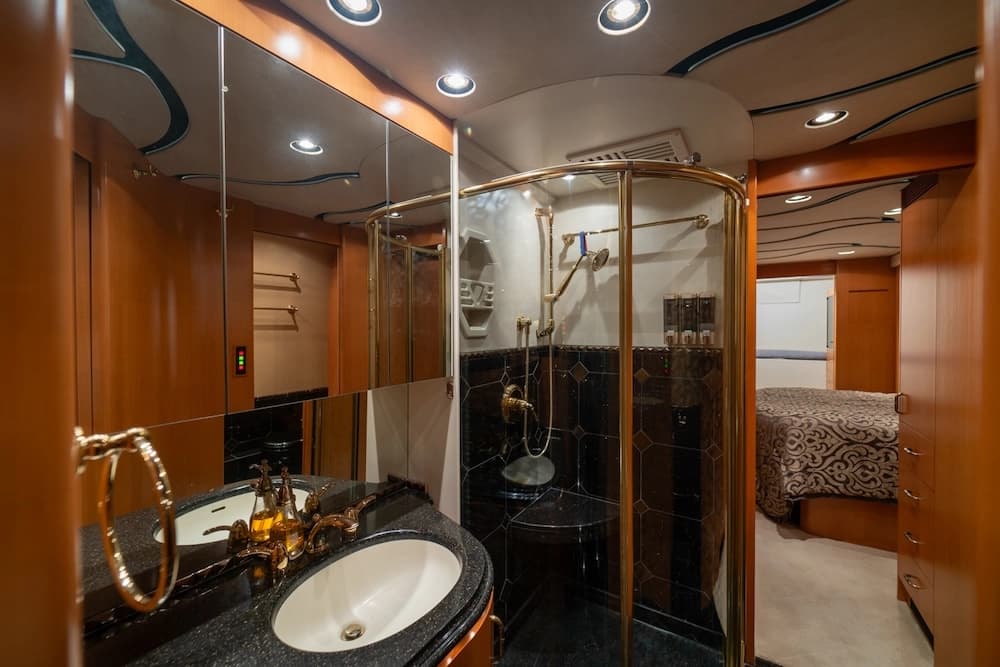 2006 Prevost Marathon XLII Motorhome - Image 10