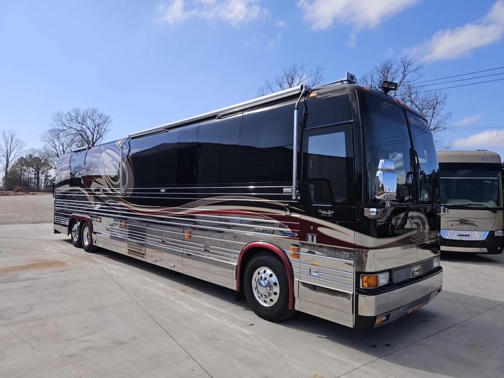 2005 Prevost Liberty XLII Motorhome - Image 1