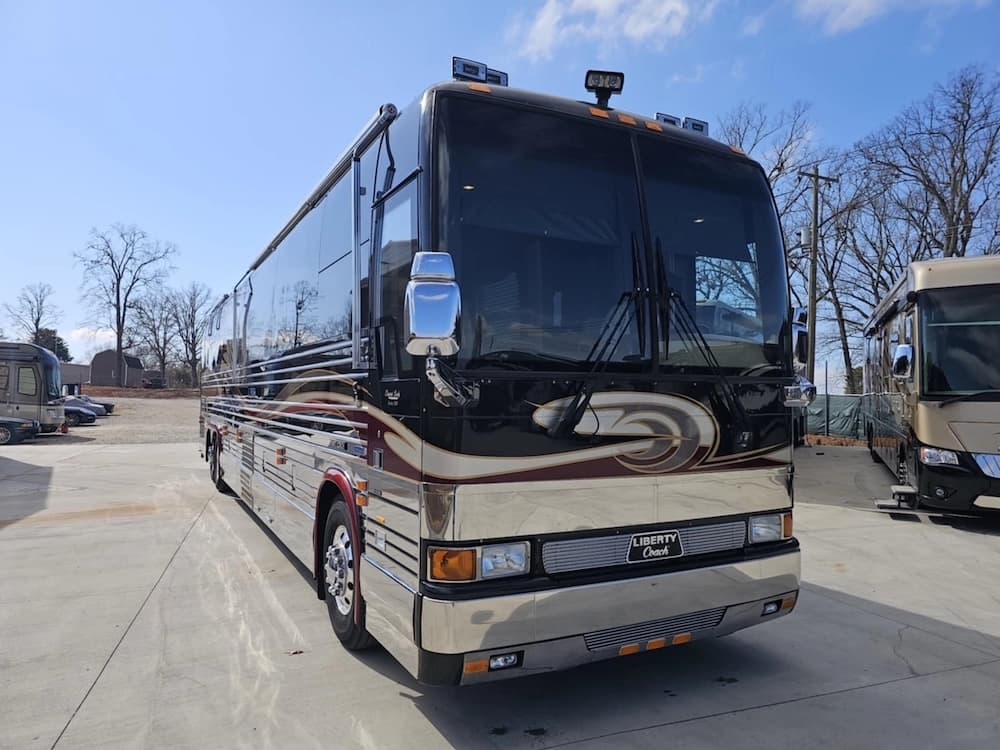 2005 Prevost Liberty XLII Motorhome - Image 2