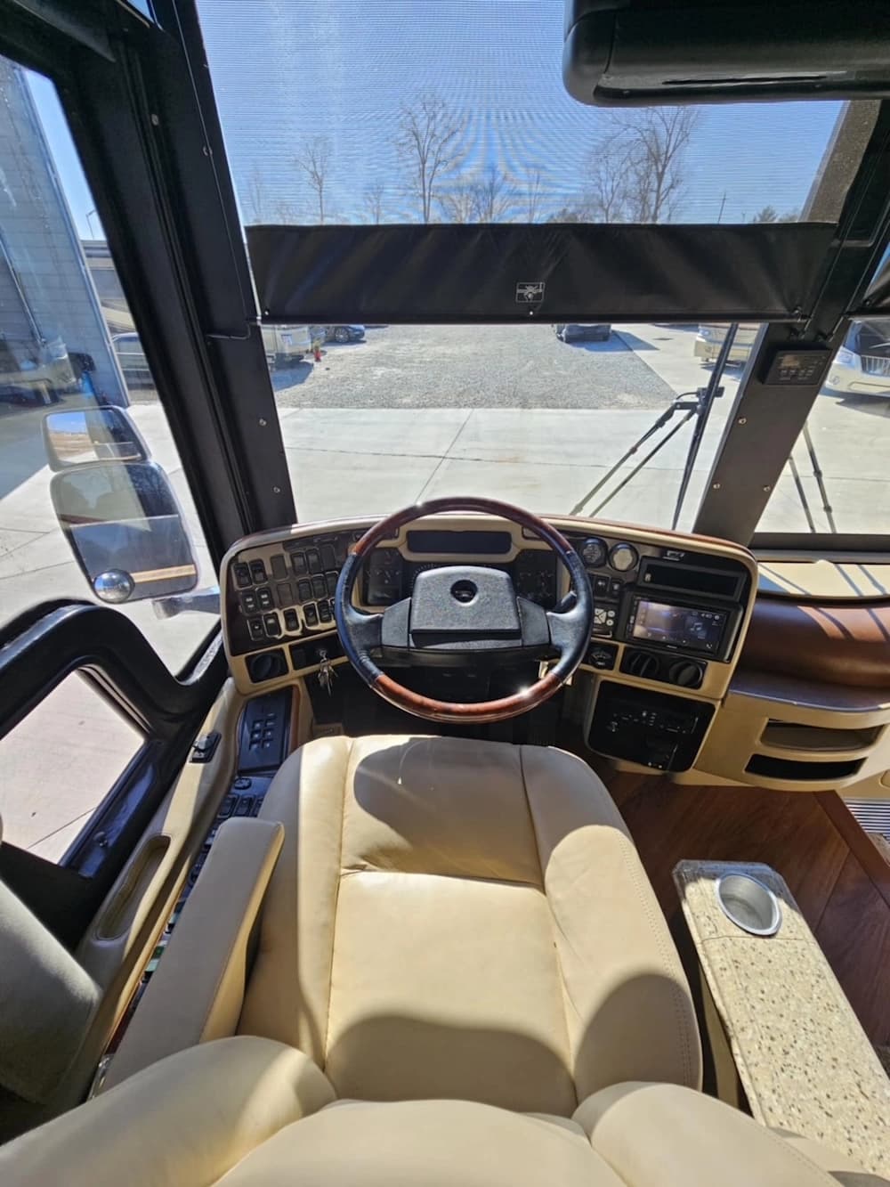 2005 Prevost Liberty XLII Motorhome - Image 12