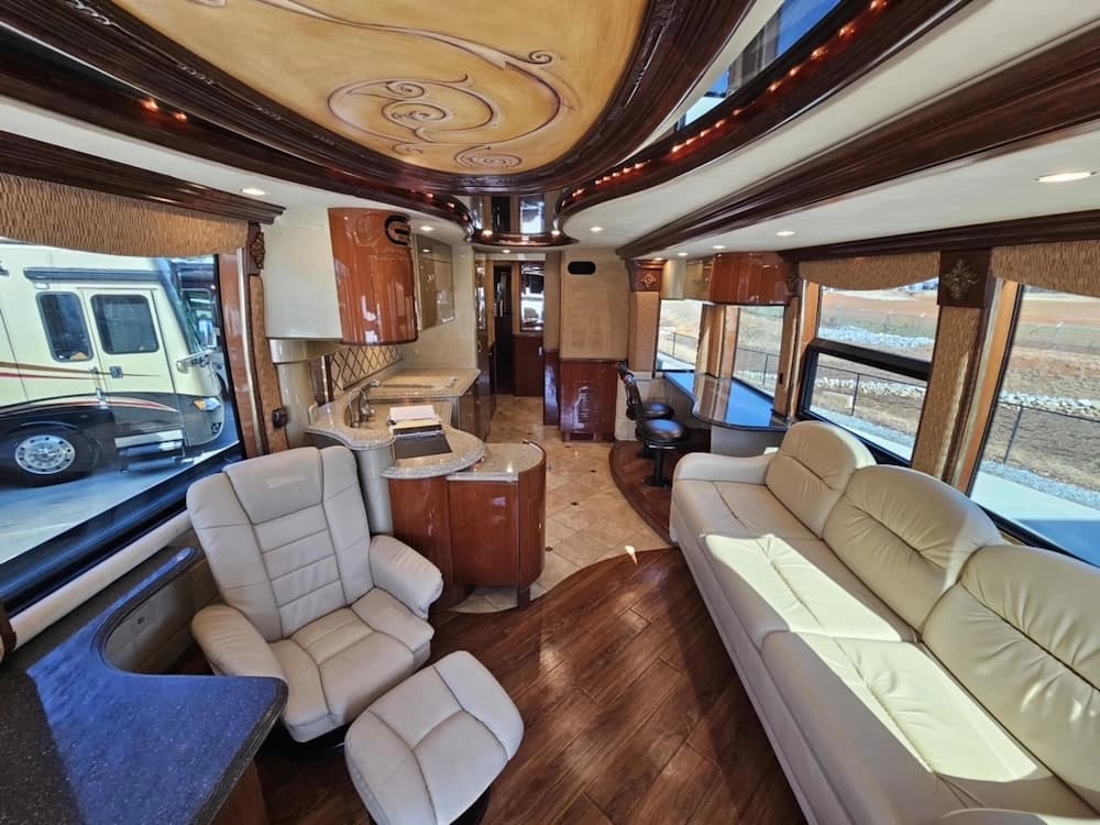 2005 Prevost Liberty XLII Motorhome - Image 14