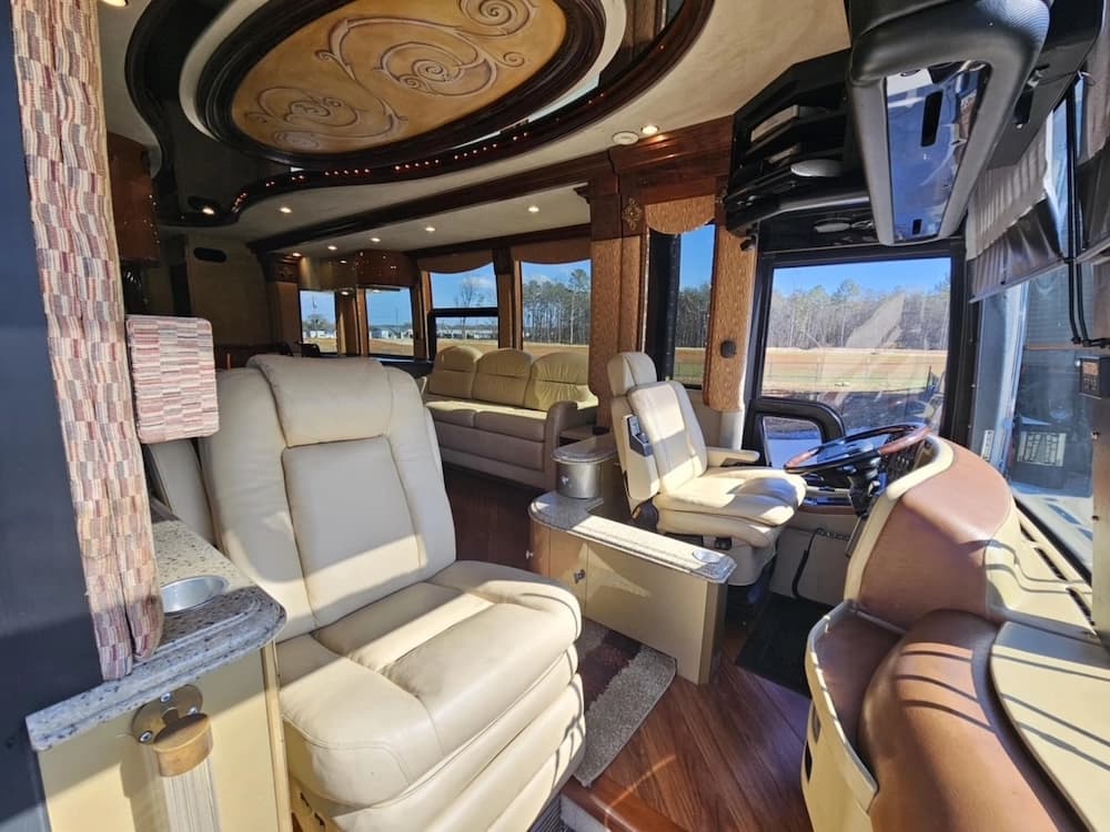 2005 Prevost Liberty XLII Motorhome - Image 15