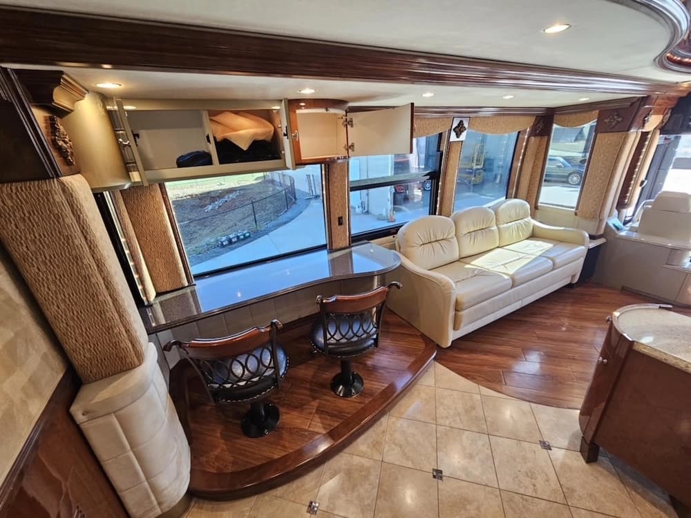 2005 Prevost Liberty XLII Motorhome - Image 16