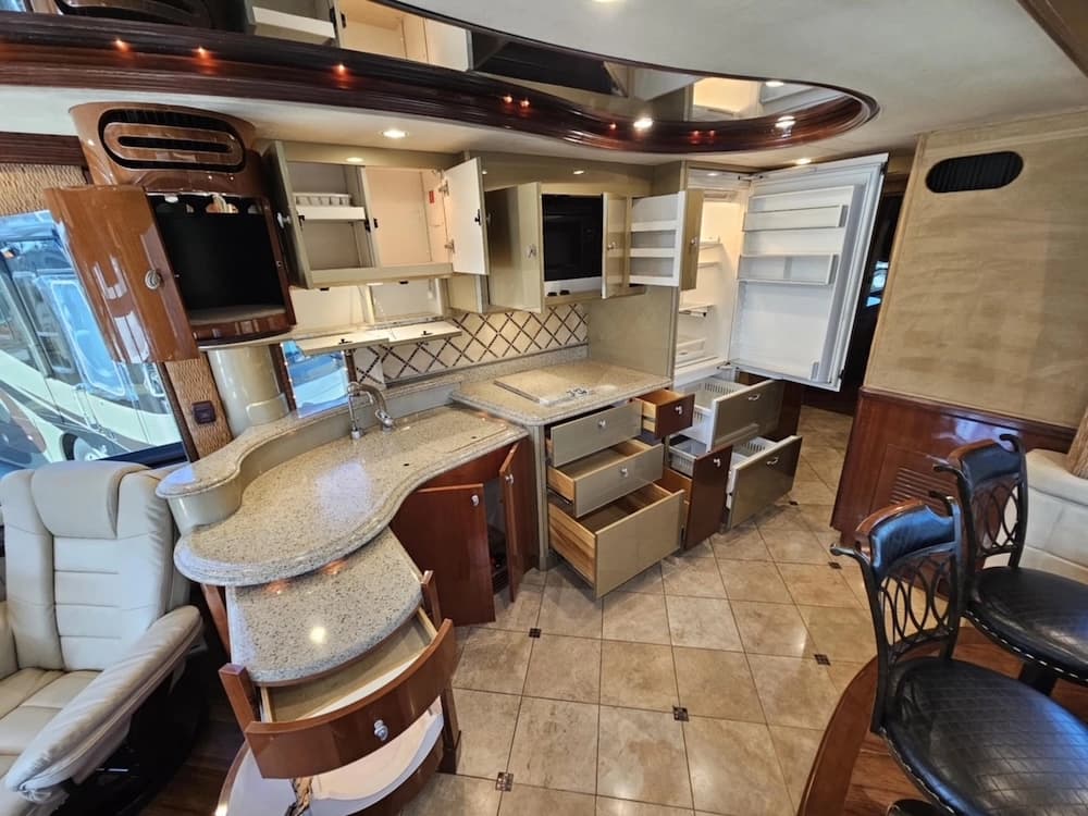 2005 Prevost Liberty XLII Motorhome - Image 17