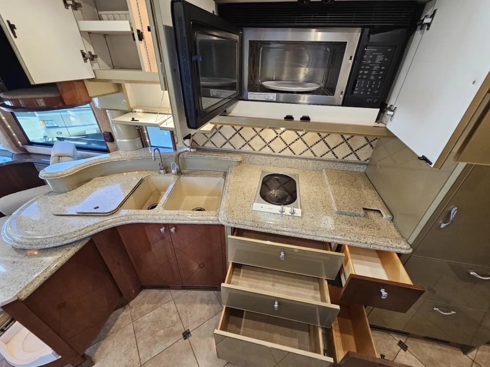 2005 Prevost Liberty XLII Motorhome - Image 18