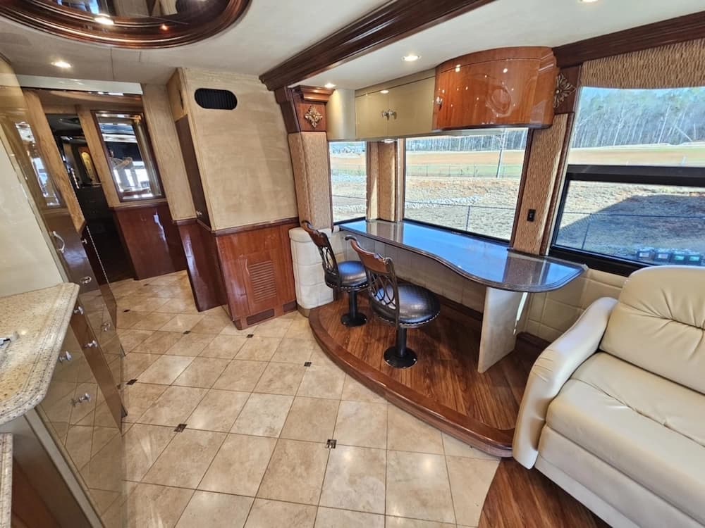 2005 Prevost Liberty XLII Motorhome - Image 20