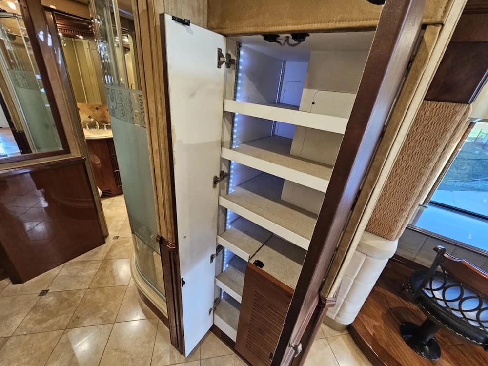 2005 Prevost Liberty XLII Motorhome - Image 21
