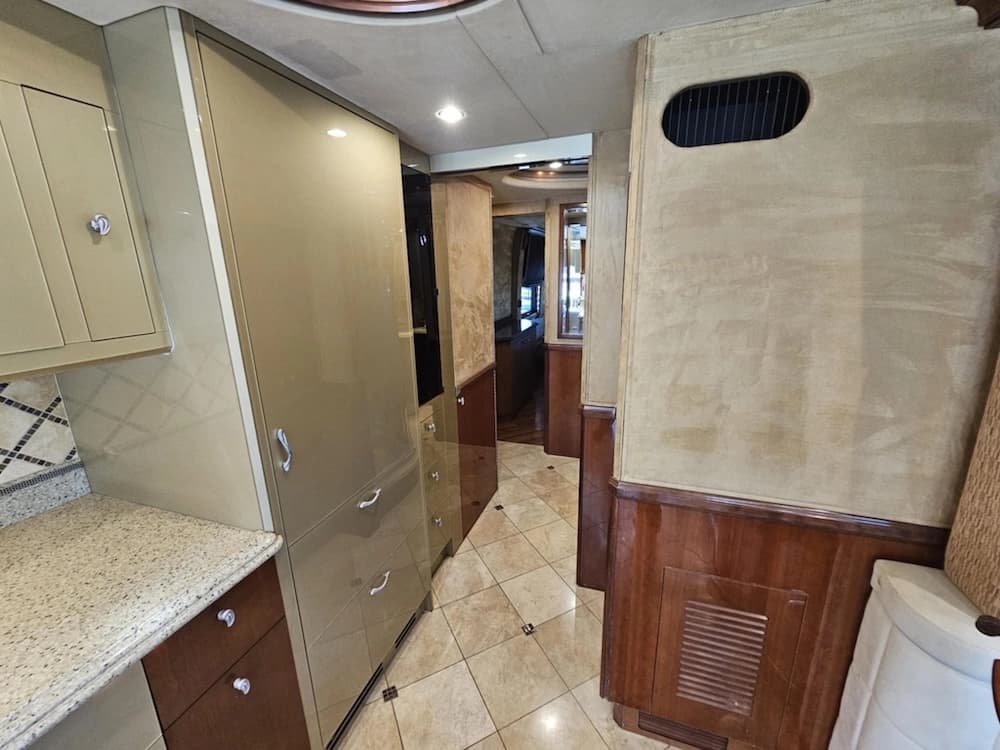 2005 Prevost Liberty XLII Motorhome - Image 23
