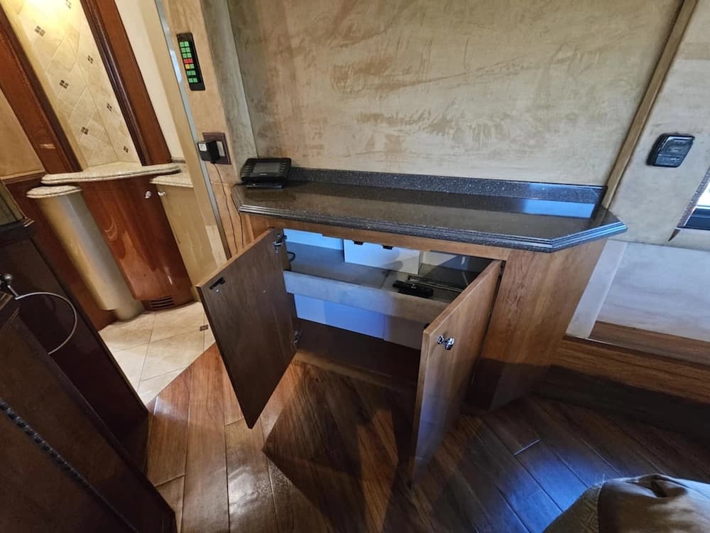 2005 Prevost Liberty XLII Motorhome - Image 24