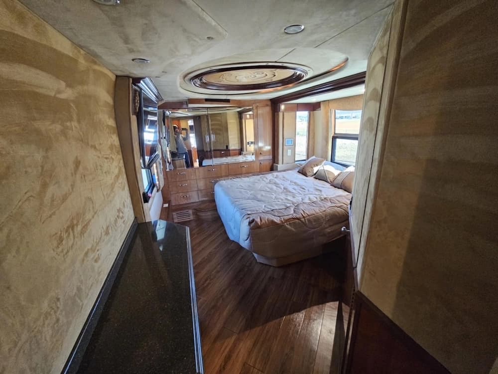 2005 Prevost Liberty XLII Motorhome - Image 25