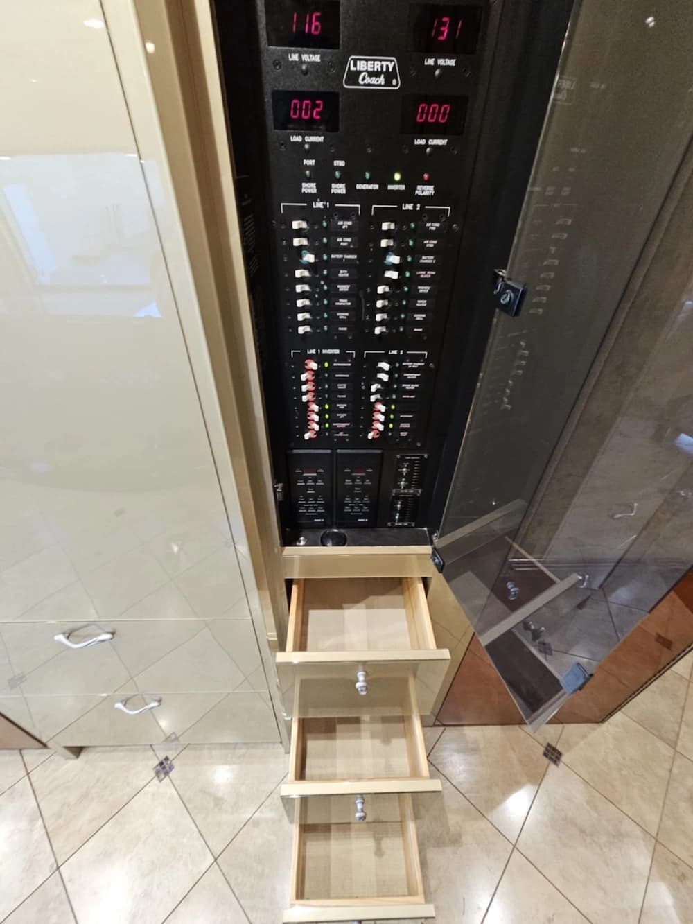 2005 Prevost Liberty XLII Motorhome - Image 26