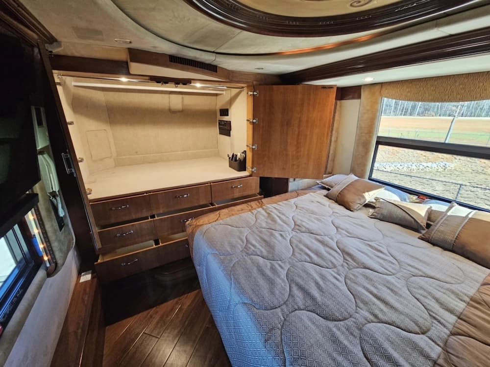 2005 Prevost Liberty XLII Motorhome - Image 27