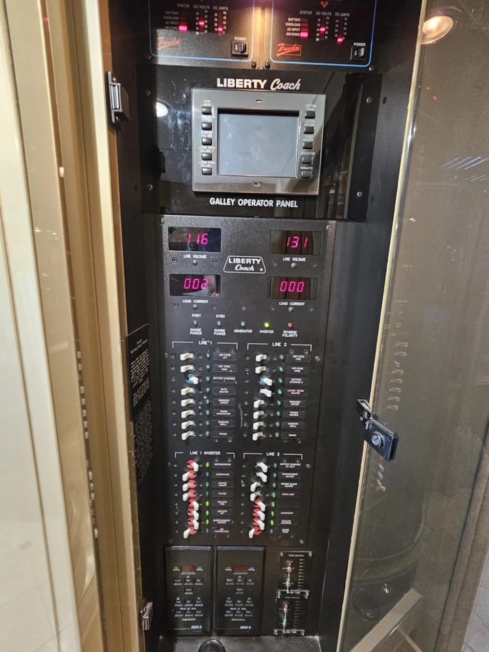 2005 Prevost Liberty XLII Motorhome - Image 28