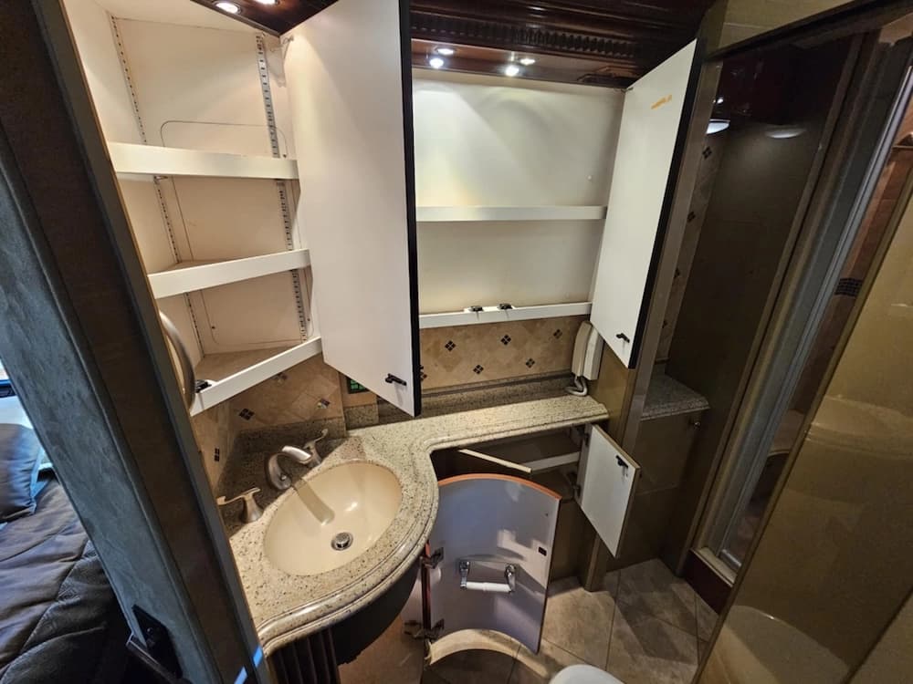 2005 Prevost Liberty XLII Motorhome - Image 29