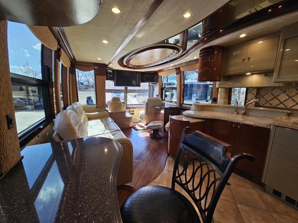 2005 Prevost Liberty XLII Motorhome - Image 30