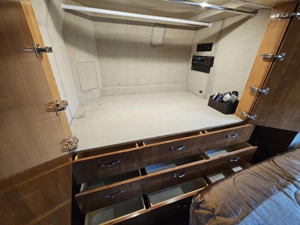 2005 Prevost Liberty XLII Motorhome - Image 31