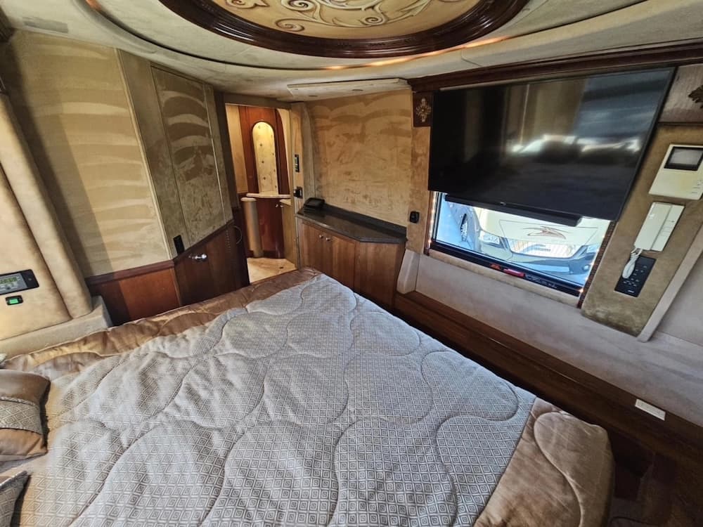 2005 Prevost Liberty XLII Motorhome - Image 32
