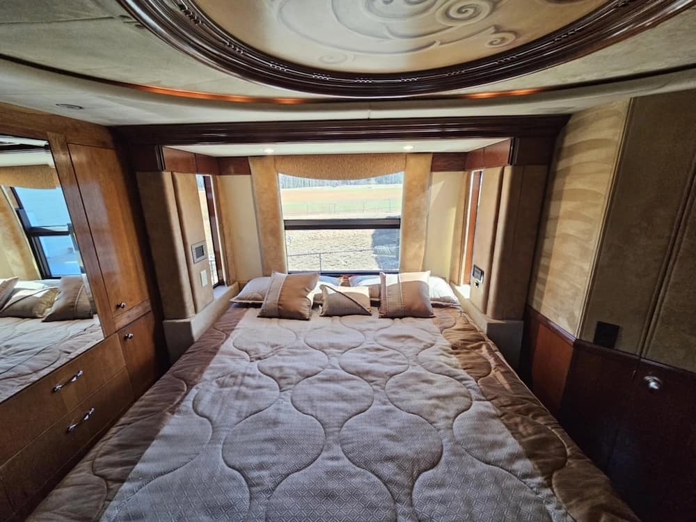2005 Prevost Liberty XLII Motorhome - Image 33