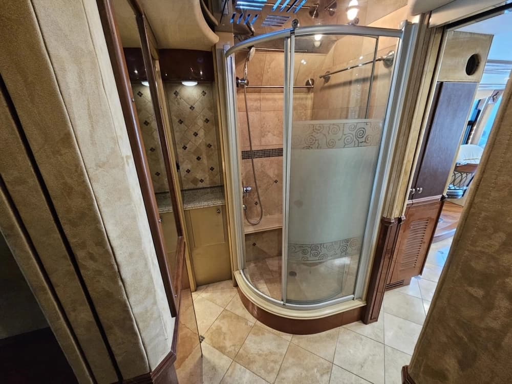 2005 Prevost Liberty XLII Motorhome - Image 34