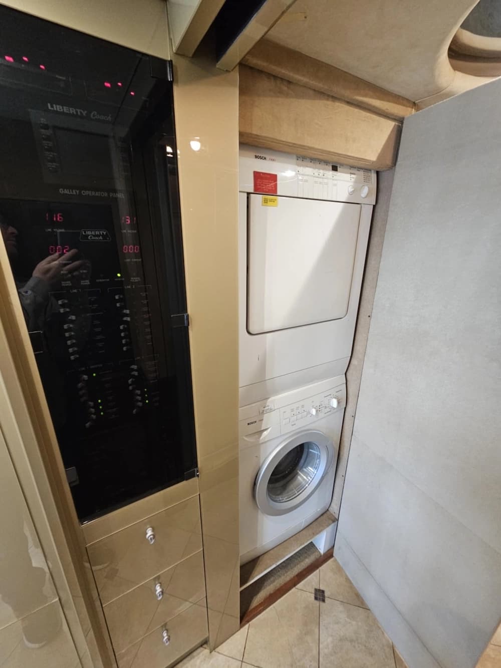 2005 Prevost Liberty XLII Motorhome - Image 36
