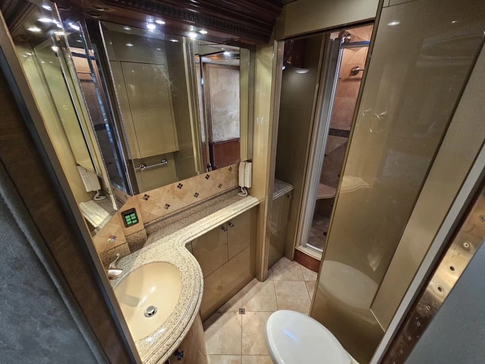2005 Prevost Liberty XLII Motorhome - Image 37