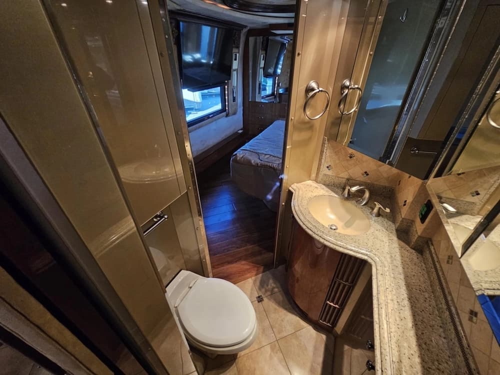 2005 Prevost Liberty XLII Motorhome - Image 38