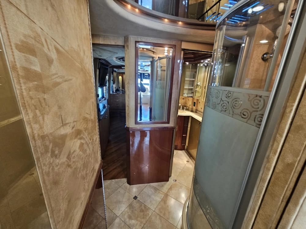 2005 Prevost Liberty XLII Motorhome - Image 39