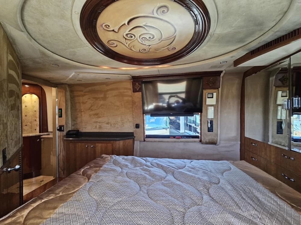 2005 Prevost Liberty XLII Motorhome - Image 40