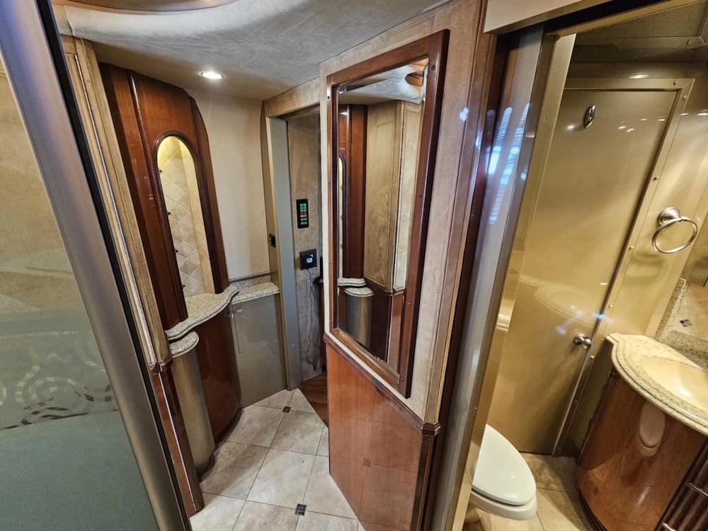 2005 Prevost Liberty XLII Motorhome - Image 41