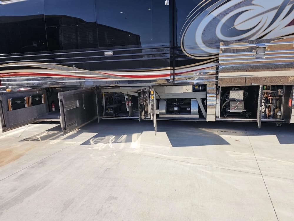 2005 Prevost Liberty XLII Motorhome - Image 43