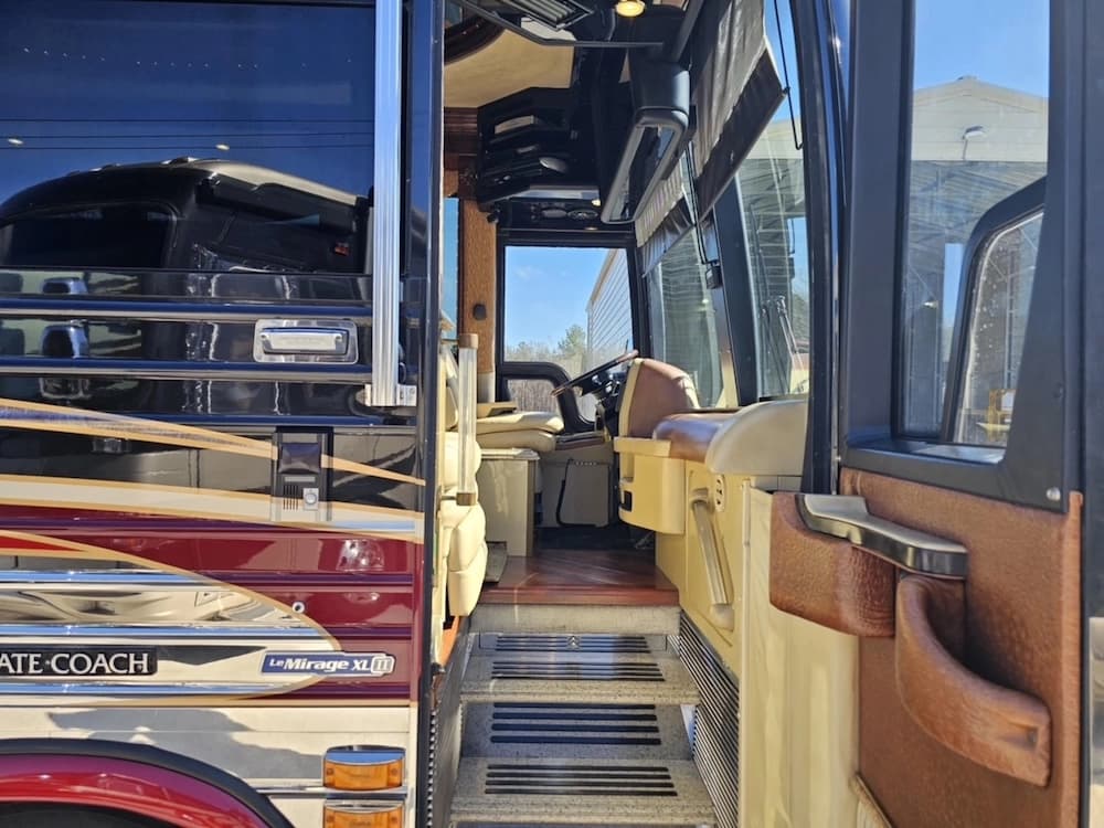 2005 Prevost Liberty XLII Motorhome - Image 46