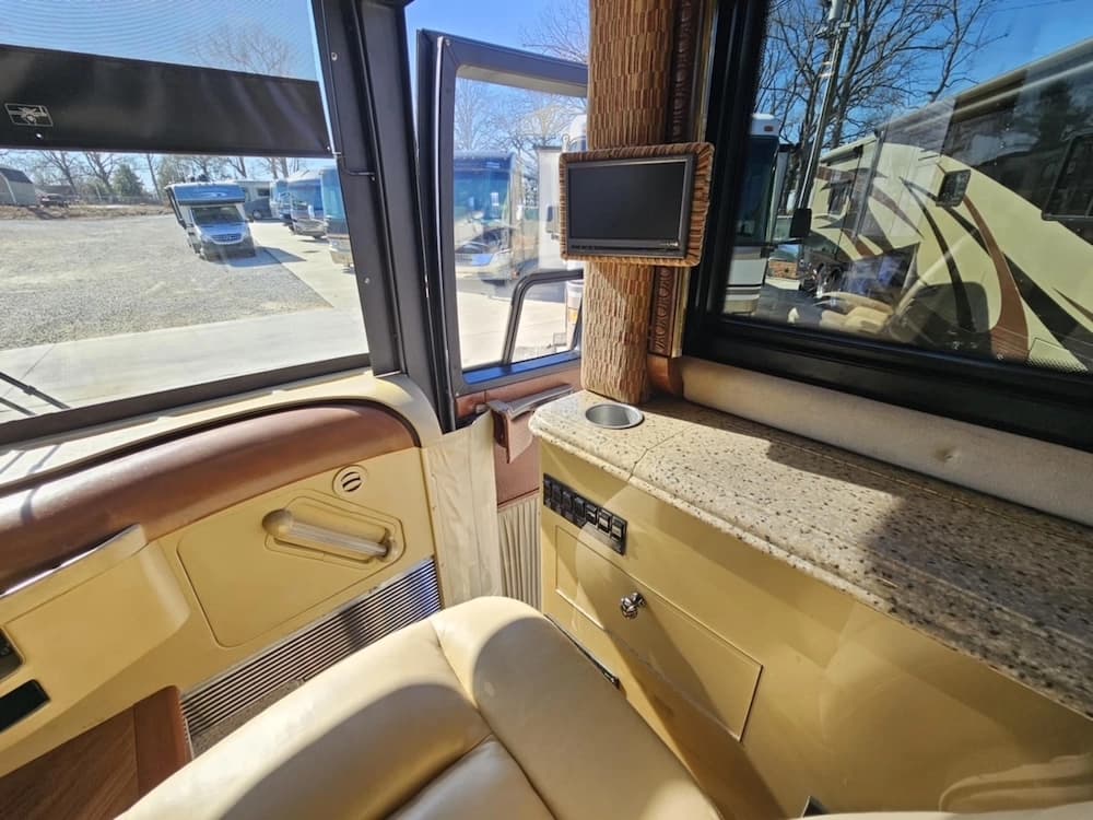 2005 Prevost Liberty XLII Motorhome - Image 9
