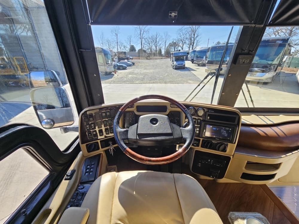 2005 Prevost Liberty XLII Motorhome - Image 10